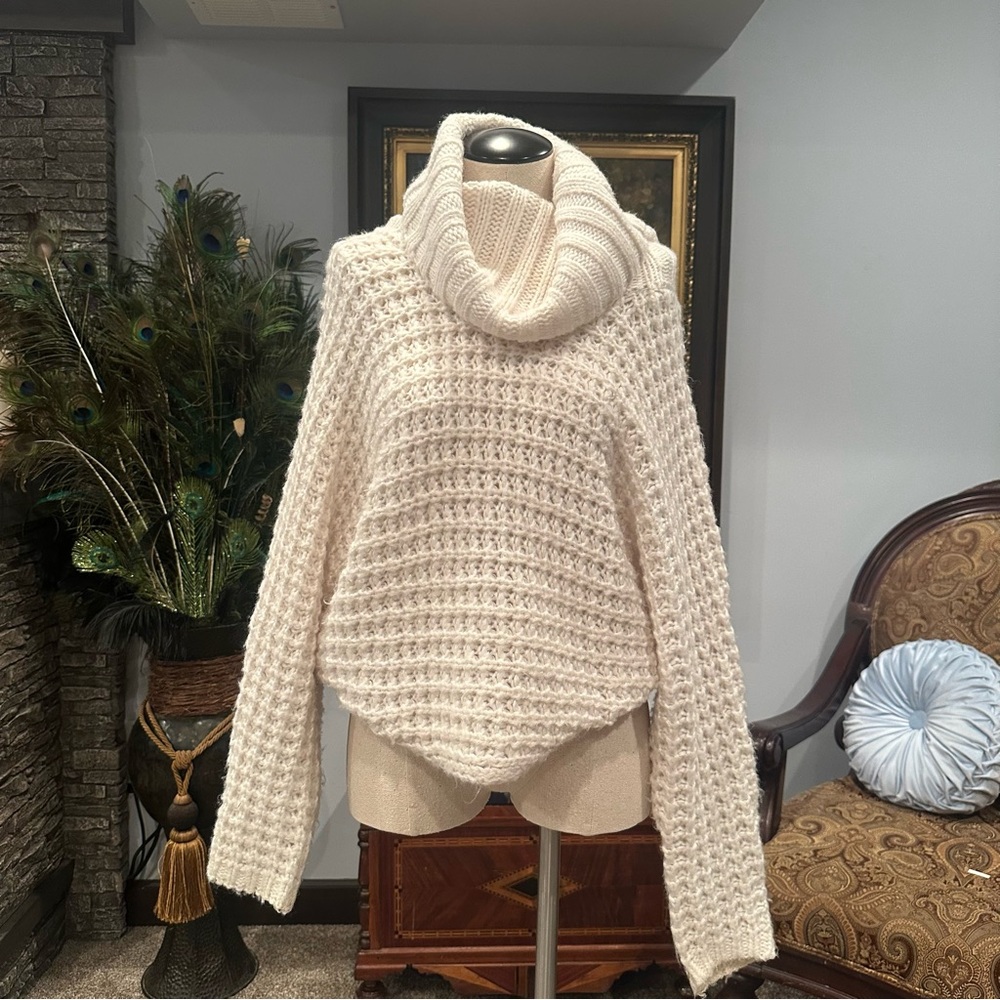 Women’s express Cream/white chunky knit Turtleneck cowl neck Sweater size small
